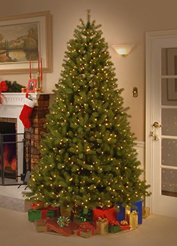 חברת העצים הלאומית מוארת מראש 'מרגישים אמיתיים' מלאכותית מלאה של עץ חג המולד, ירוק, אשוח של דאגלס, אורות לבנים, כוללת מעמד, 6 רגל