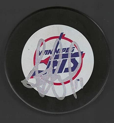 סקוט ארניאל חתם על הלוגו של ויניפג ג 'טס וינטג' משנת 1990
